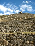 Au sommet des terrasses cultivées, le Mirador domine et protège le Machu Picchu