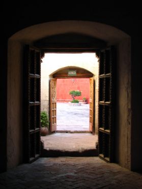 Des dizaines de portes à ouvrir au monastère Santa Catalina