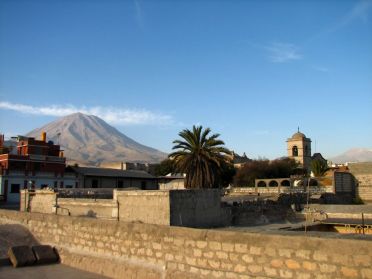 Vue sur le volcan Misti depuis les toits du monastère Santa Catalina