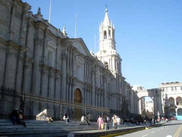 La cath&eacute;drale d'Arequipa, reconstruite suite &agrave; des incendies et s&eacute;ismes