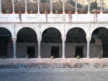 Le monast&egrave;re a &eacute;t&eacute; construit sur le temple inca du Soleil Qoricancha