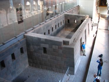 A l'int&eacute;rieur du monast&egrave;re, on trouve encore quelques ruines incas