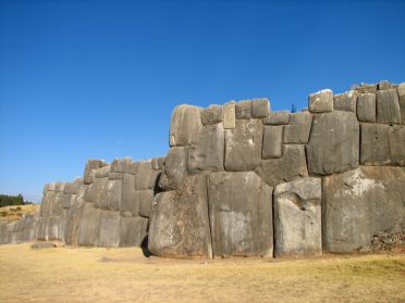 Ce sont ces &eacute;normes blocs de pierre qui font penser &agrave; une forteresse
