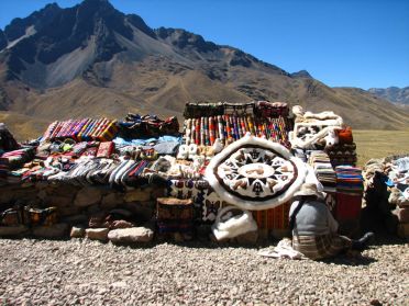 Vente d'artisanat p&eacute;ruvien &agrave; la Raya