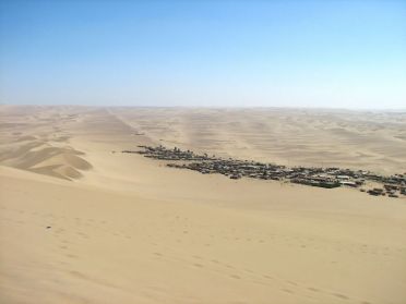 Tous les environs ne sont que d&eacute;sert de dunes de sable