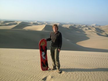 Rebecca, toujours partante pour une petite descente en surf des sables !