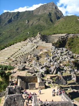 Le Mirador et le mont Machu Picchu dominent la Place Sacrée et la maison du Prêtre