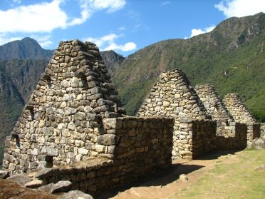 Derri&egrave;re ces maisons populaires, on aper&ccedil;oit bien le c&eacute;l&egrave;bre chemin de l'Inca