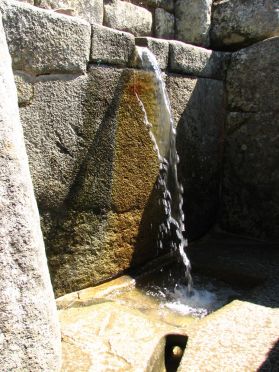 Tout le long de la rue des Fontaines s'&eacute;coule une source se jettant dans de petits bassins rituels