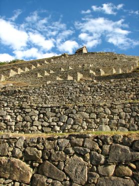 Au sommet des terrasses cultivées, le Mirador domine et protège le Machu Picchu
