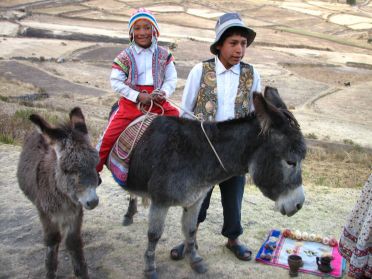 Enfants p&eacute;ruviens posant pour les photos