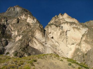 Tombes pré-incas dans les falaises péruviennes