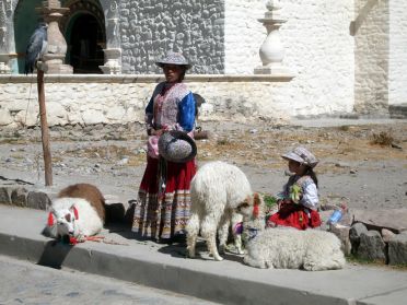 P&eacute;ruviens posant pour les touristes dans la vall&eacute;e de Colca