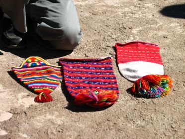 A Taquile, les bonnets des hommes indiquent s'ils sont, de droite &agrave; gauche, c&eacute;libataires, mari&eacute;s ou chefs