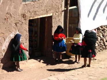 A Taquile, on ne cesse jamais de filer la laine d'alpaga...