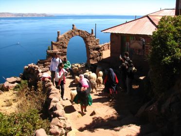 Porte d'entr&eacute;e du village principal de l'&icirc;le de Taquile