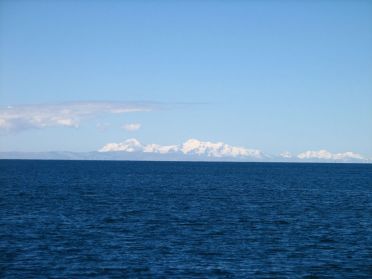 La Bolivie en arri&egrave;re fond du lac Titicaca