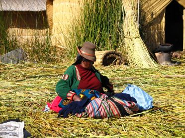 Une Indienne Aymaras vivant sur les îles Uros