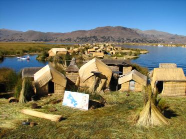 Ls &icirc;les Uros, pos&eacute;es sur une couche de roseaux flottants...
