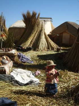 Petite fille vivant sur les &icirc;les Uros