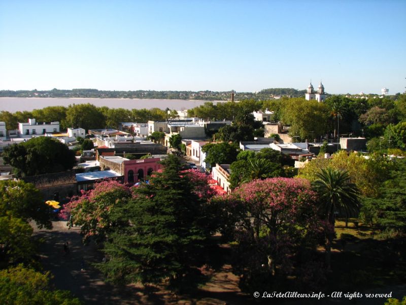 Vue sur Colonia depuis le sommet du phare