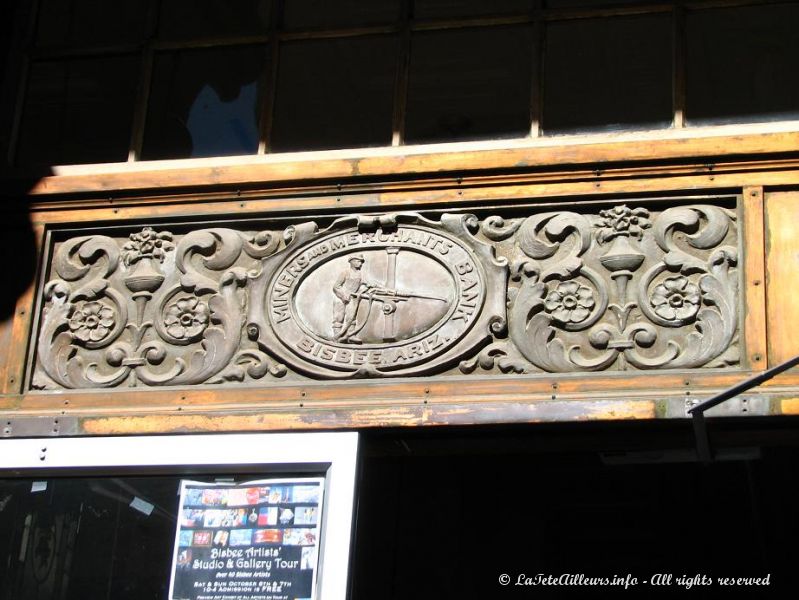 Le fronton de ce magasin porte encore la marque de l'epoque miniere