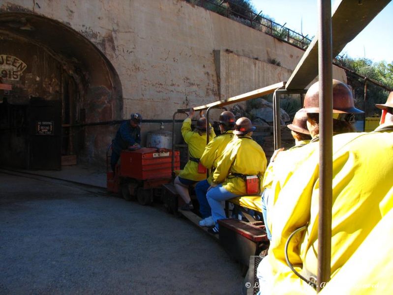 C'est en tenue et en petit train qu'on penetre dans cette mine