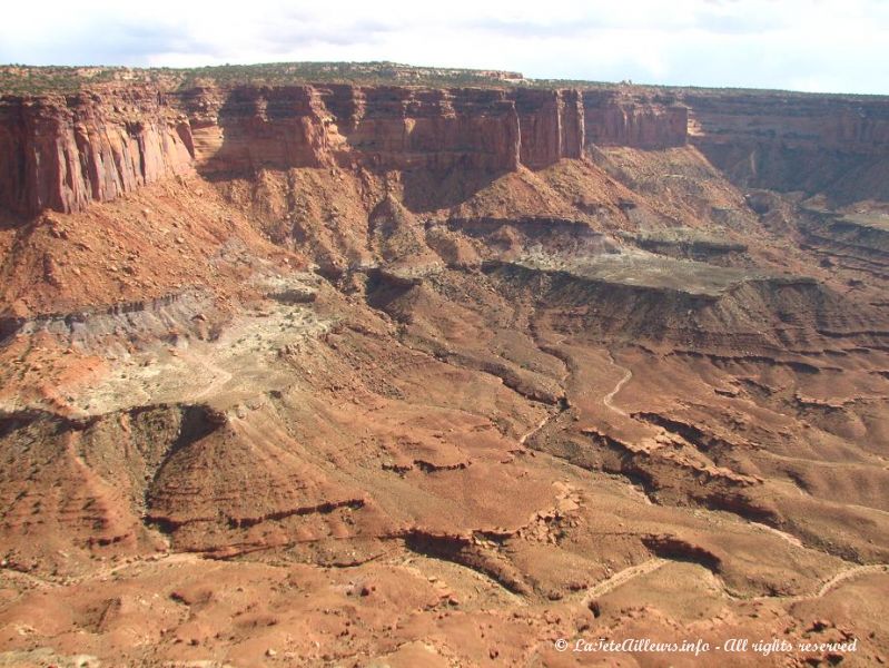 Les paroies abruptes du canyon donnent le vertige