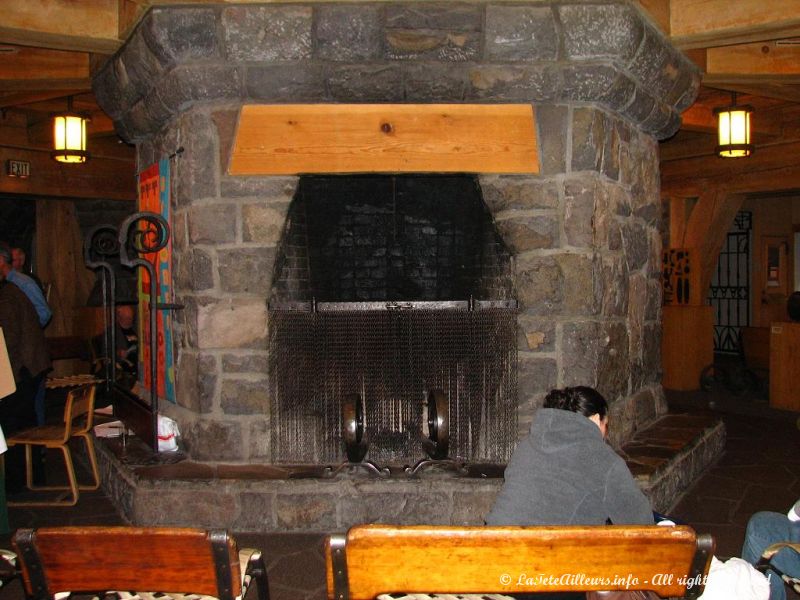 La grande cheminee au centre du Timberline Lodge