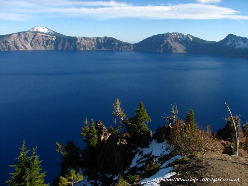 Le lac est d'un bleu profond incroyable !