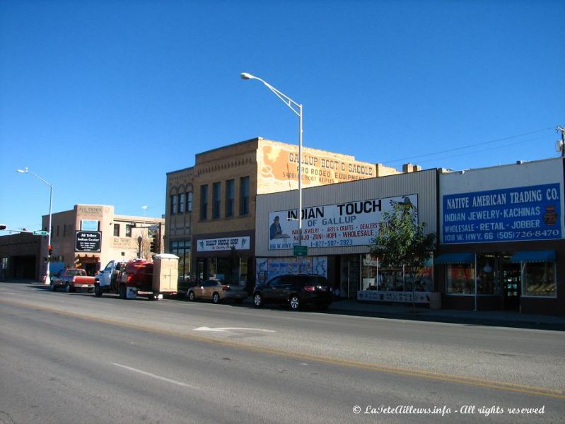 La route 66 traversant Gallup et ses magasins d'artisanat indien