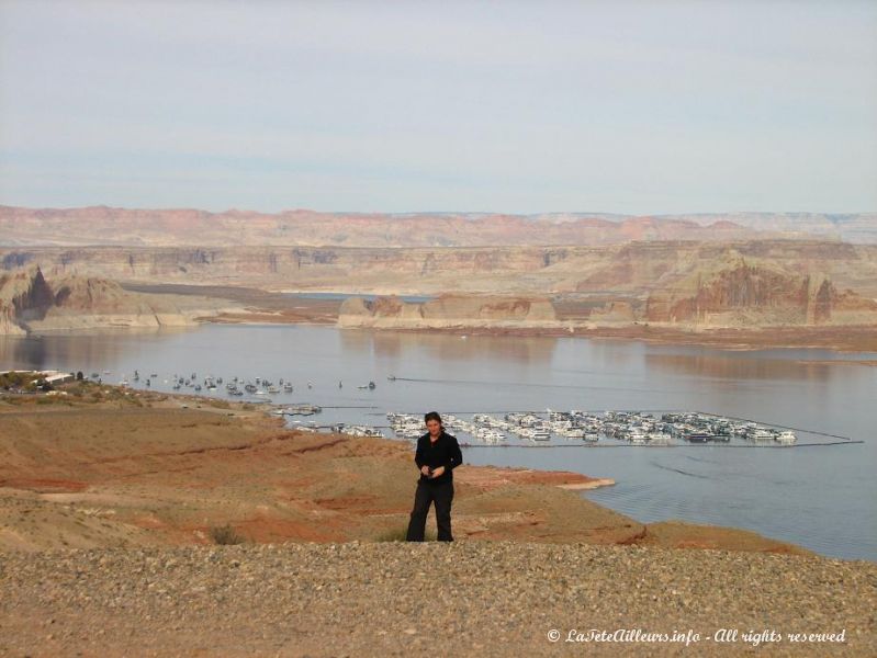 Rebecca devant le lac Powell et la Wahweep Marina