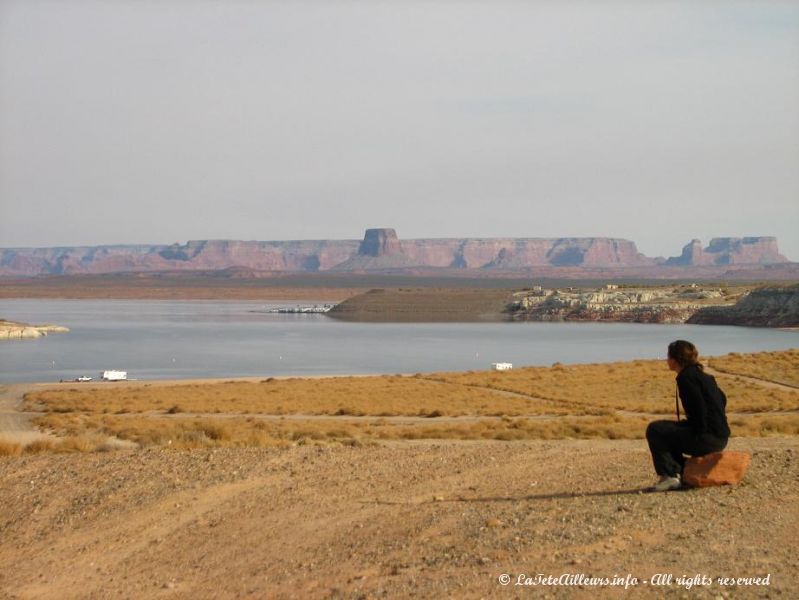 Rebecca meditant devant les beautes du lac Powell