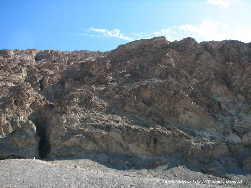 Une pancarte, a peine visible dans la roche, indique le niveau de la mer...