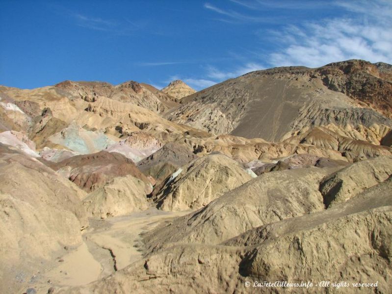 La piste d'Artist Drive nous emmene vers des roches aux couleurs variees