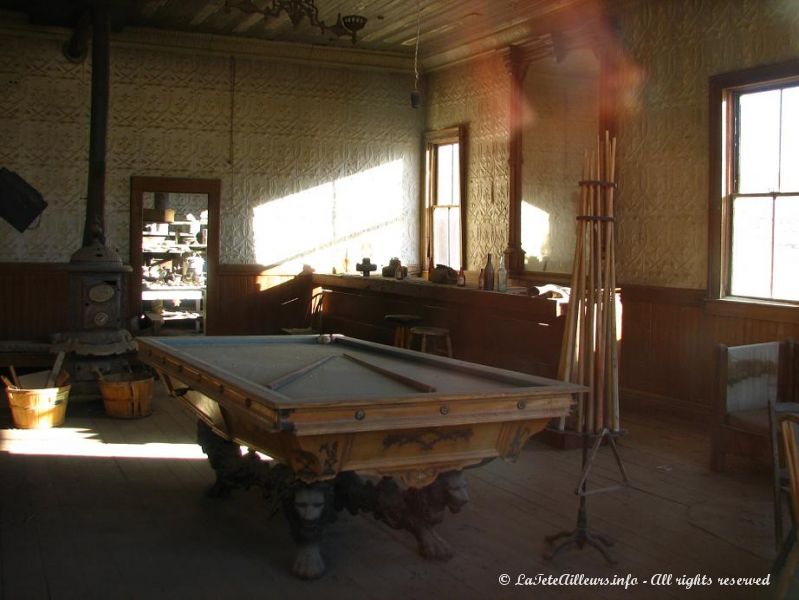 Un vieux billard trone encore au milieu du salon de l'hotel de Bodie