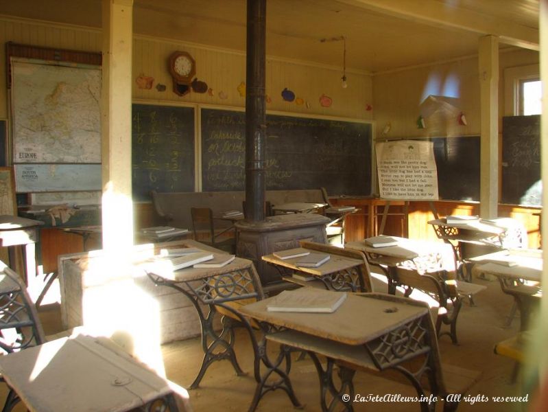 Dans la salle de classe de l'ecole, on pourrait presque entendre les enfants reciter leur lecon