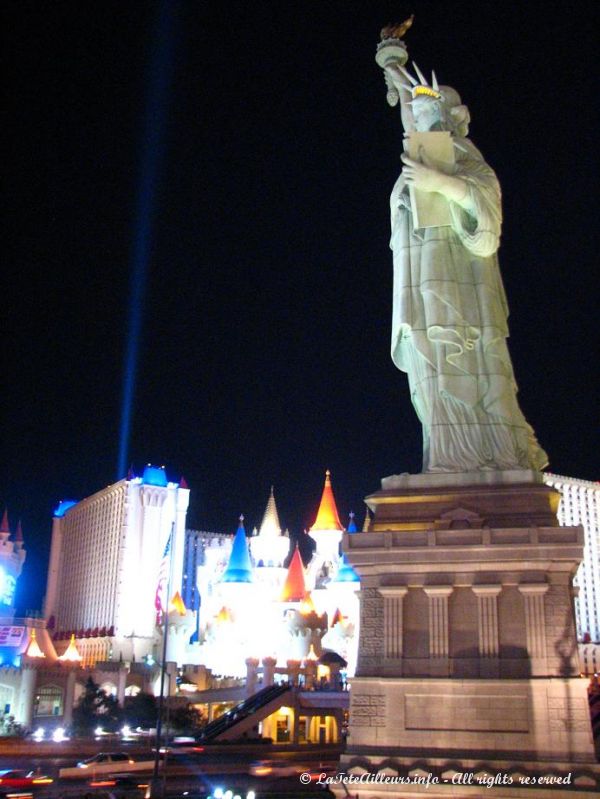 La statue de la liberte devant le NewYork-New York