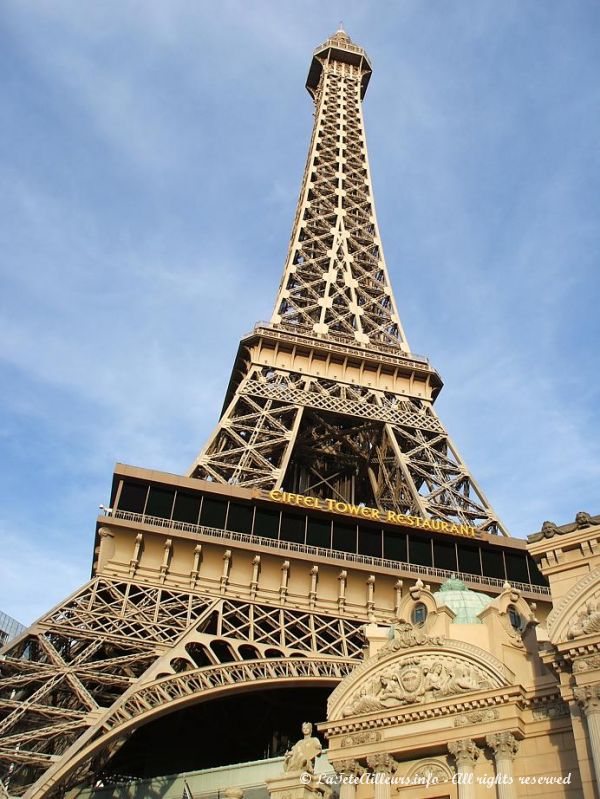 La Tour Eiffel, a l'echelle un demi !