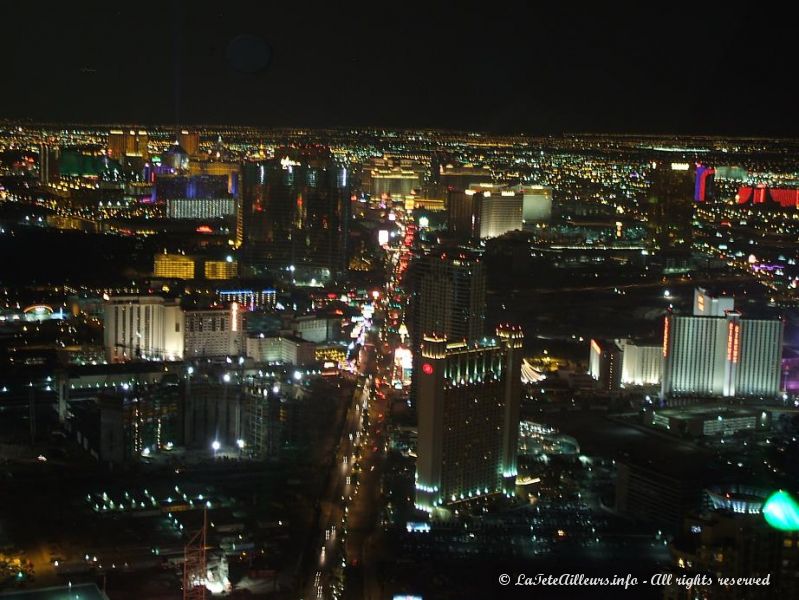 Vue sur le Strip du haut des 345 m de la Stratosphere