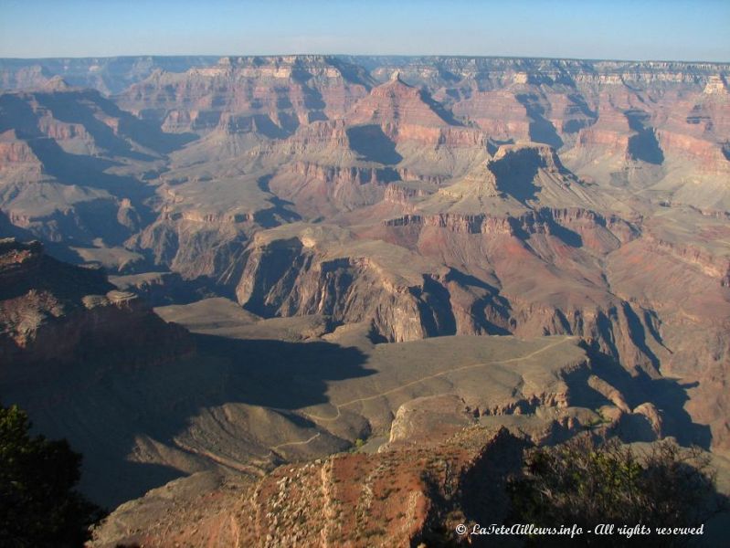 Certains sentiers plongent dans le canyon