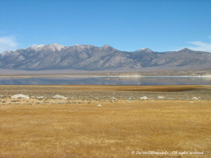 Un joli lac dans les montagnes de Californie