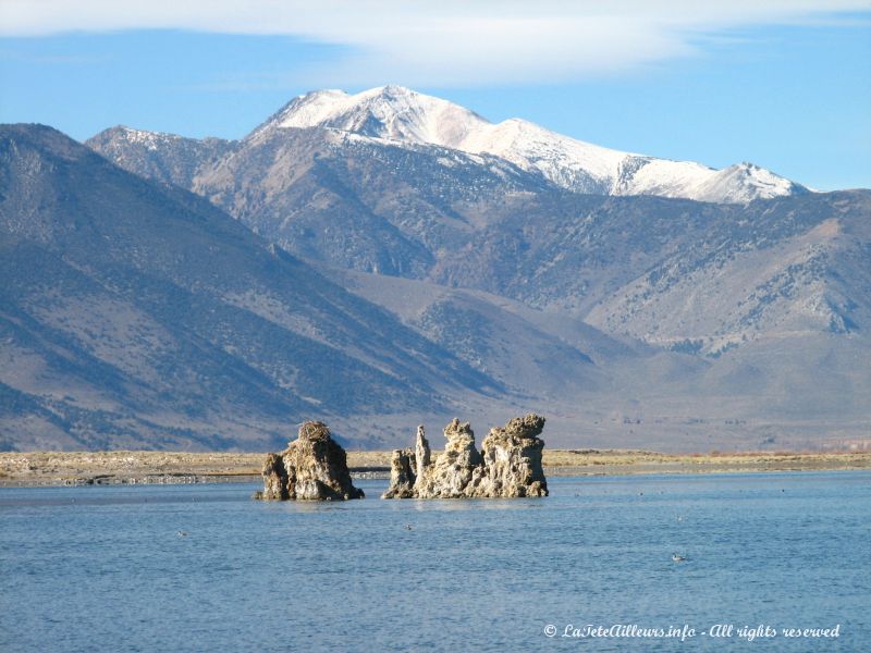 Le lac Mono, entoure de belles montagnes