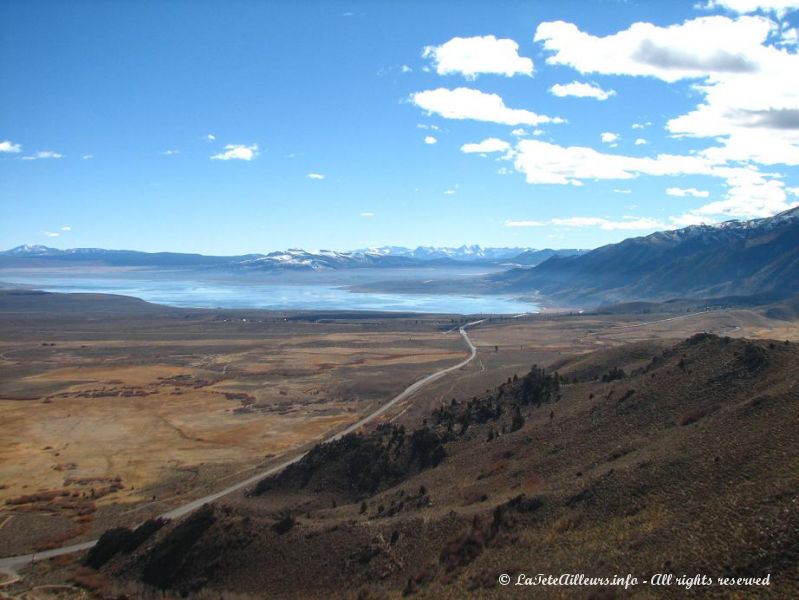 Le panorama sur le lac Mono et ses environs est superbe