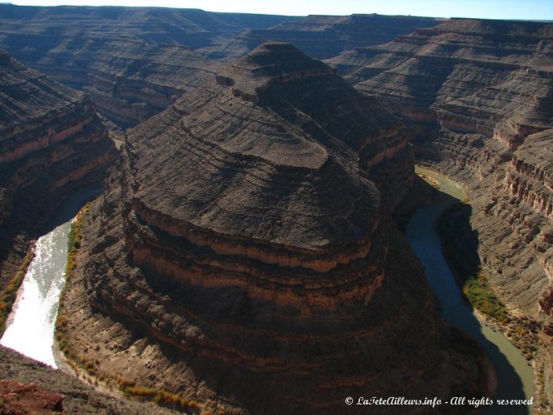 Au Goosenecks, les meandres de la San Juan River ont cree des paysages curieux