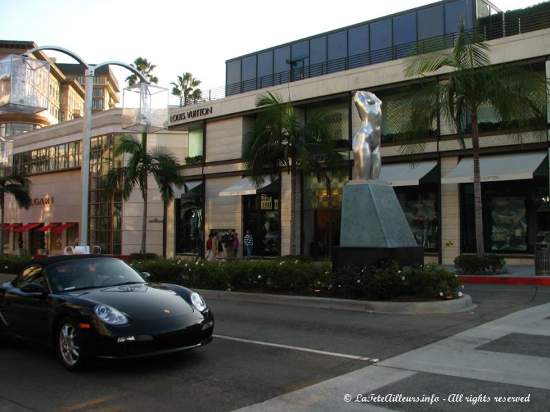 En ce jour de Thanksgiving, seuls quelques touristes arpentent Rodeo Drive