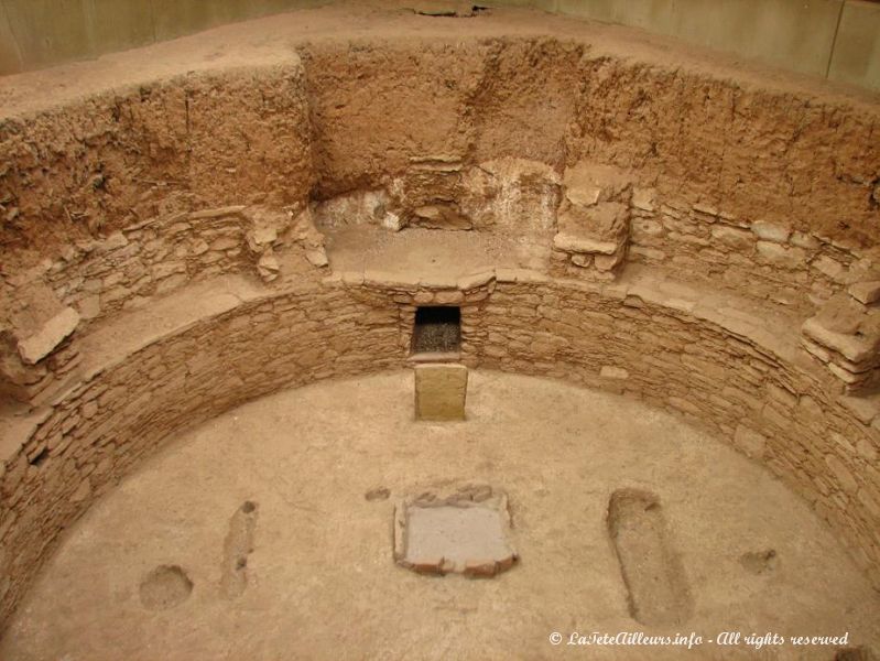 Les restes d'un kiva, salle ronde souterraine dediee aux ceremonies religieuses