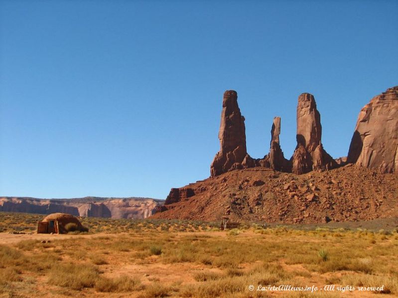 Une maison traditionnelle indienne devant les Three Sisters