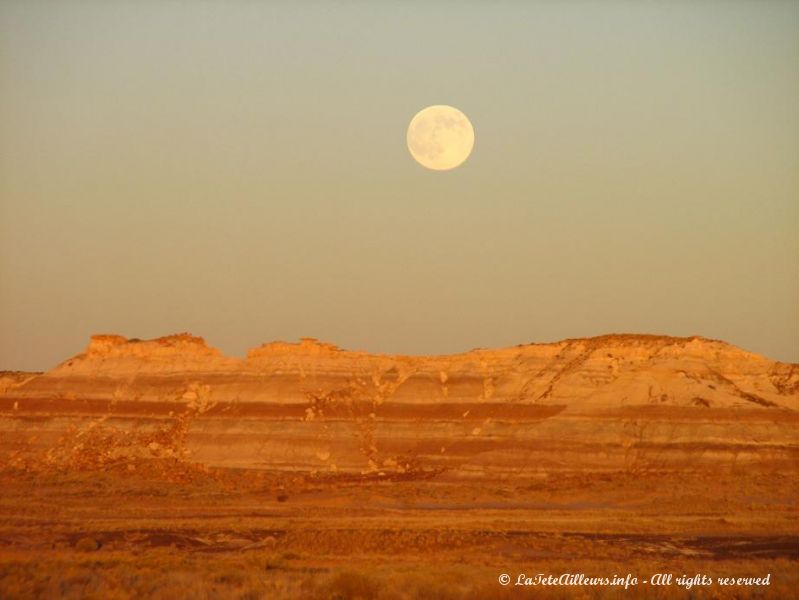 Le soleil se couche et la lune se leve sur le Painted Desert