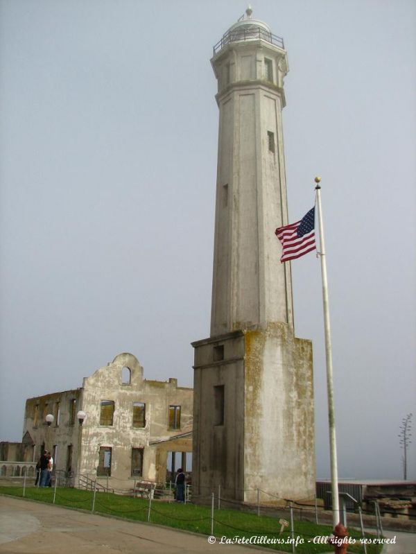 Le phare d'Alcatraz guidant les bateaux dans la presque perpetuelle brume de la baie